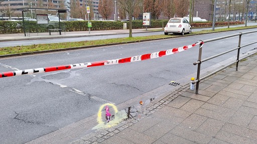 Die Polizei hat eine Unfallstelle in der Nähe des Bremer Flughafens abgesperrt. Zwei Kinder und eine Frau sind dabei verletzt worden.