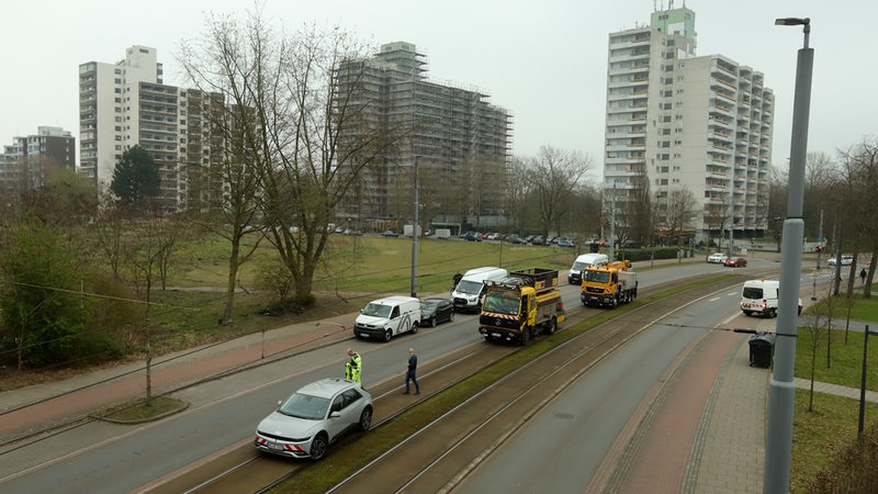 Arbeiter reparieren eine Straßenbahn-Oberleitung 