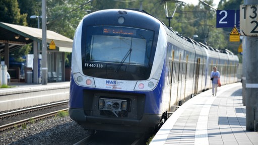 Eine Nordwestbahn hält an einer Station