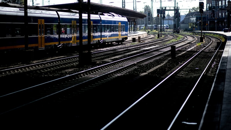 Ein Zug der Nordwestbahn steht an einem Bahnsteig.