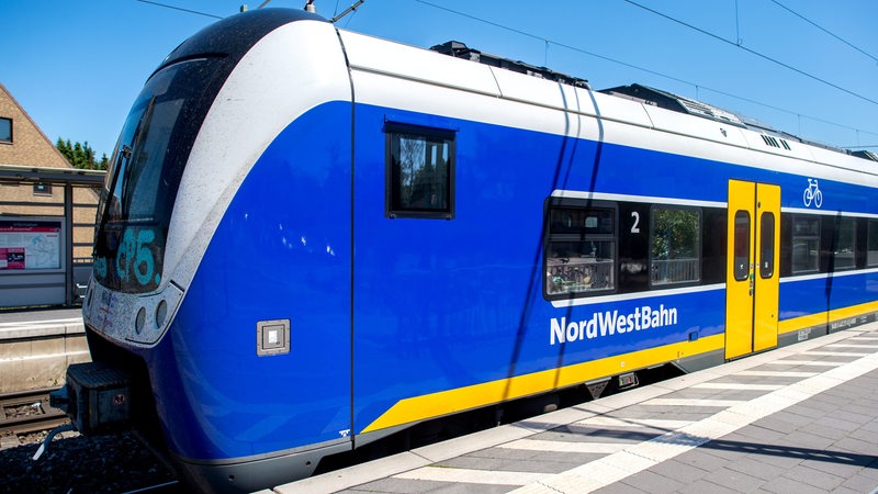 Ein Zug der Nordwestbahn steht an einem Bahnsteig des Bahnhofs Bremen-Mahndorf.