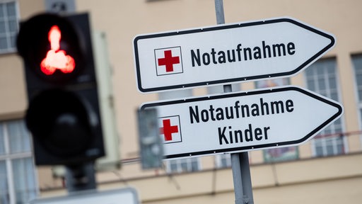 Schilder mit der Aufschrift "Notaufnahme" und "Notaufnahme Kinder" sind  zu sehen. 