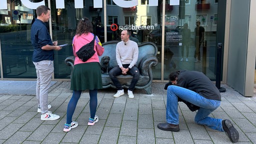 Der Werder-Trainer Ole Werner vor Radio Bremen.