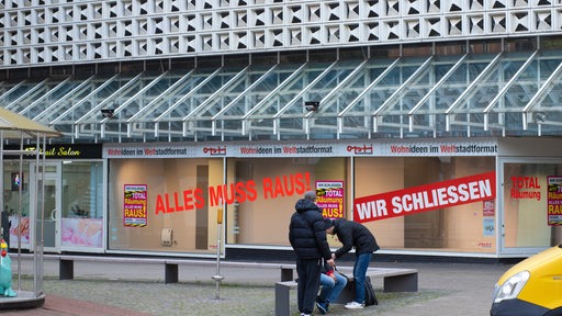 Fassade des Opti-Wohnwelt-Gebäudes in der Bremer Innenstadt. "Wir schließen" steht an der Fensterfront.