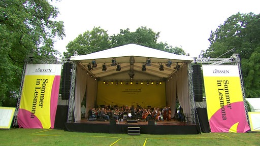 Die Bühne des "Sommer in Lesmona" mir Orchestg