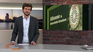 Moderator Niko Schleicher im Studio von buten un binnen.