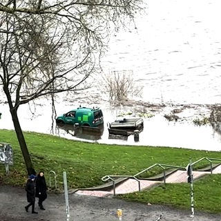 Ein Auto steht zum Teil in einem Fluss.