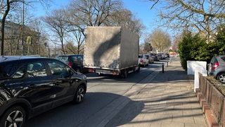 Mehrere Autos stehen auf dem Osterdeich an einer Baustellenampel.