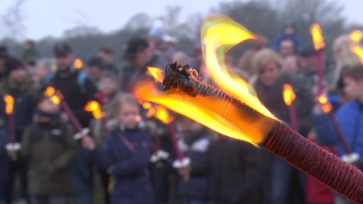 Fackel beim Osterfeuer in Flammen