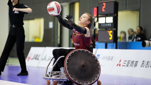 Mascha Mosel wirft beim Rollstuhl-Rugby den Ball.