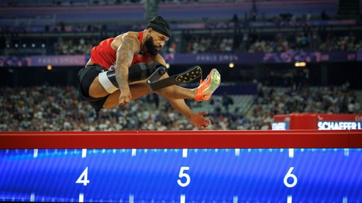 Para-Weitspringer Leon Schäfer beim Sprungversuch im Paralympics-Finale in der Luft.