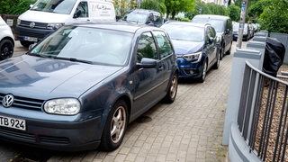 Autos in der Bremer Innenstadt wurden aufgesetzt auf dem Gehweg abgestellt. 