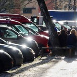Autos parken dicht an dicht am Straßenrand.