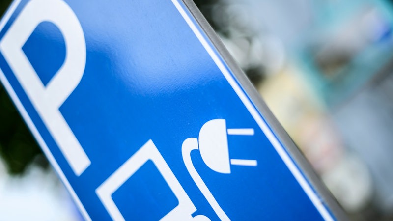 Blaues Parken-Schild mit Symbol für Stromtankstelle