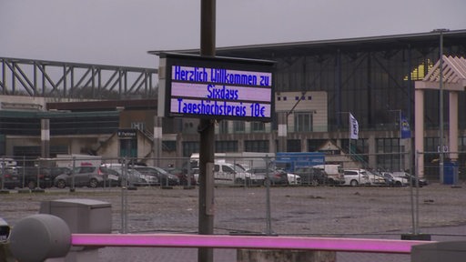 Zu s3ehen ist ein Digitales Schild, auf welchem der Preis fürs Parken steht.