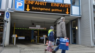 Passanten gehen am Brepark Parkhaus in Bremen Mitte vorbei.