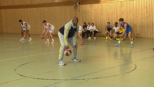 Zu sehen ist der Basketballer Rickey Paulding, während seines besuches in der Schule.