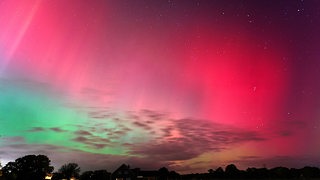 Polarlichter leuchten am Himmel.