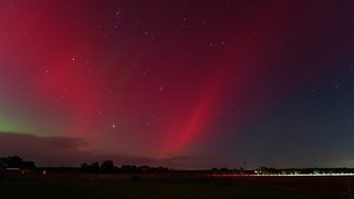 Polarlichter leuchten am Himmel.