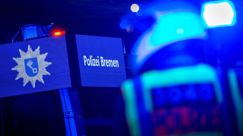 Ein Schild der Polizei Bremen an einem Einsatzwagen.