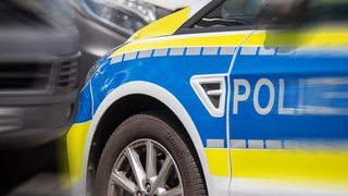 Ein Polizeiauto, im Hintergrund andere Autos.