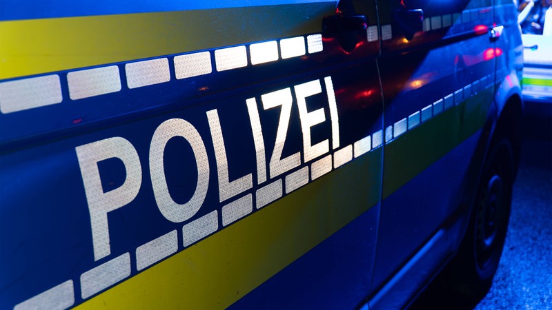 Ein Polizeifahrzeug in der Dunkelheit.