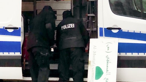 Polizisten auf dem Gelände der Al-Mustafa-Gemeinschaft