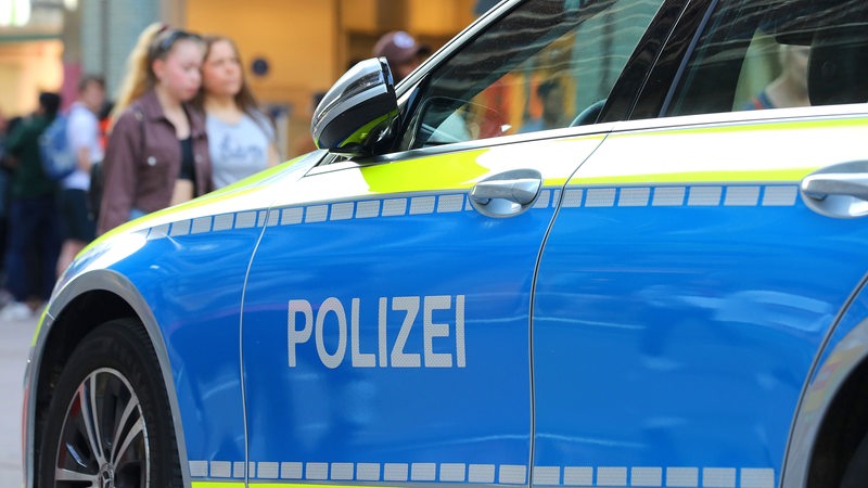 Ein Polizeiauto steht in der Innenstadt