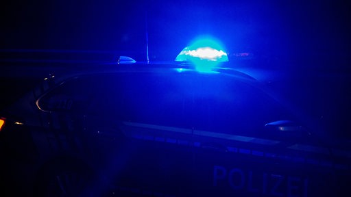 Ein Einsatzfahrzeug der Polizei mit angeschaltetem Blaulicht