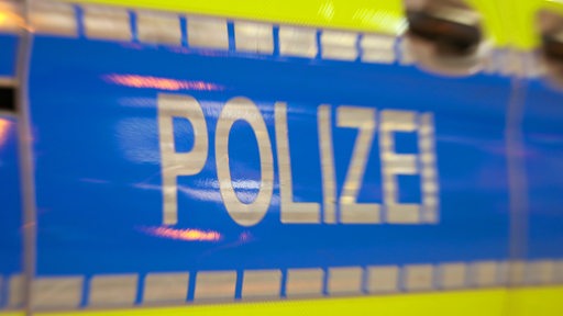 Polizei-Schriftzug auf einem Streifenwagen