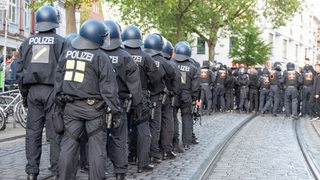 Auseinandersetzung von Polizisten und Demonstranten.