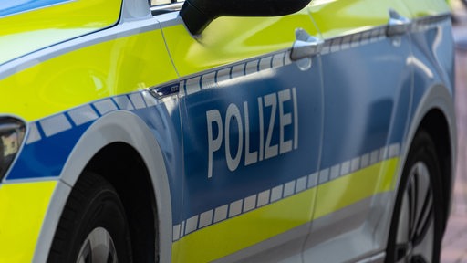 Ein Polizeiwagen fährt zu einem Einsatz.