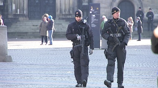 Zwei bewaffnete Polizisten auf dem Bremer Domshof