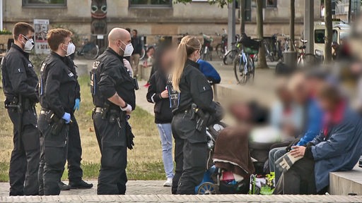 Die Bremer Polizei kontrolliert und vertreibt Obdachlose am Bremer Hauptbahnhof.