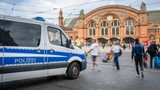 Ein Einsatzfahrzeug der Polizei steht auf dem Bahnhofsvorplatz.