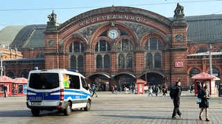 Die Polizei steht mit einem Bulli vor dem Bremer Hauptbahnhof.