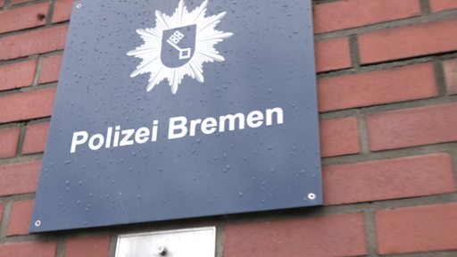 Ein Schild der Polizei Bremen.