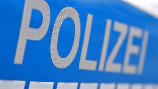 Polizei steht auf der Tür eines Polizeiwagens.