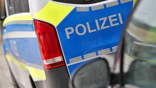 Zwei Polizeiwagen stehen hintereinander