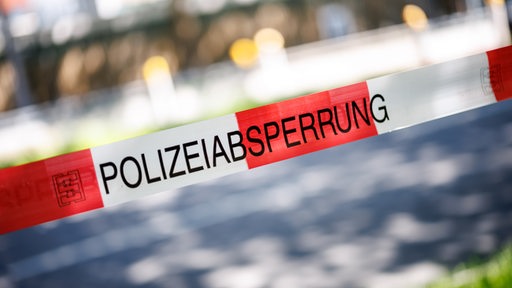 Ein Flatterband mit der Aufschrift Polizeiabsperrung