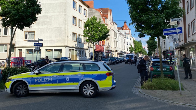 Ein Polizeiauto steht auf mitten der Pappelstraße.