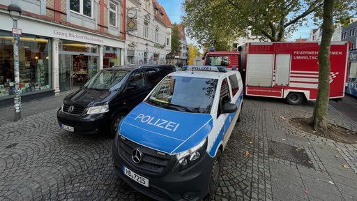 Ein Polizeifahrzeug im Einsatz am Bremer Ziegenmarkt.