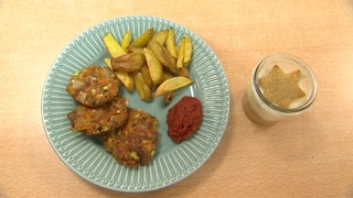 Das wöchentliche Gericht des Bremer Tellers: Pommes mit Bratlingen, selbsgemachtem Ketchup und Zitronenquark.