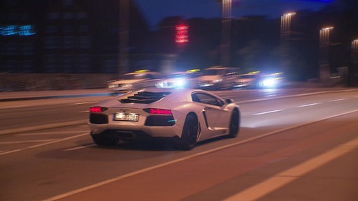 Ein Poserauto auf der Weserbrücke bei der Schlachte. 