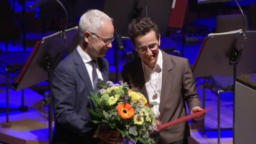 Zu sehen ist Masha Gessen wie er den Hannah Arendt Preis überreicht bekommt.