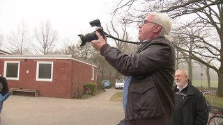 Der Pressefotograf Torsten von Reeken beim fotografieren. 