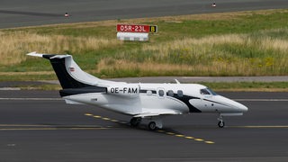 Ein Geschäftsreiseflugzeug, des Typs Embraer EMB-500 Phenom 100, auf dem Rollfeld des Düsseldorfer Flughafens.