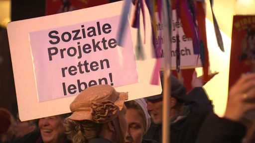 Eine Nahaufnahme eines Schildes innerhalb eines Protestes