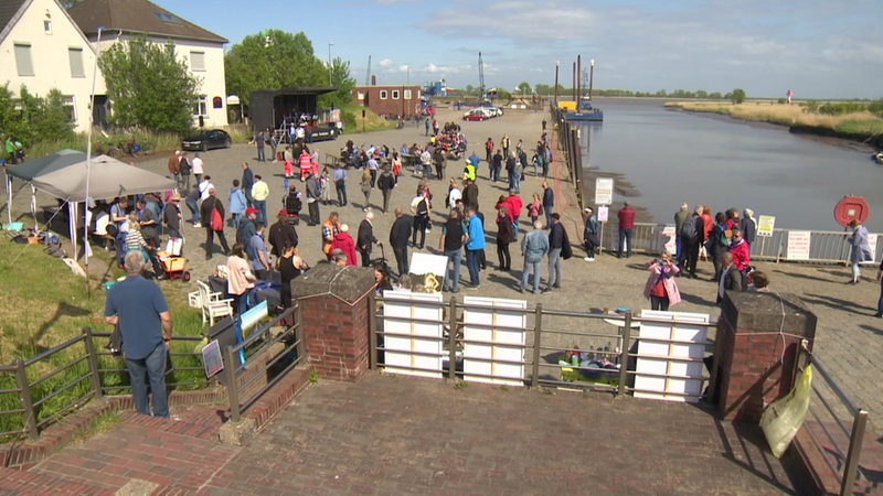 Gegner der Weservertiefung versammeln sich in einem Hafen.