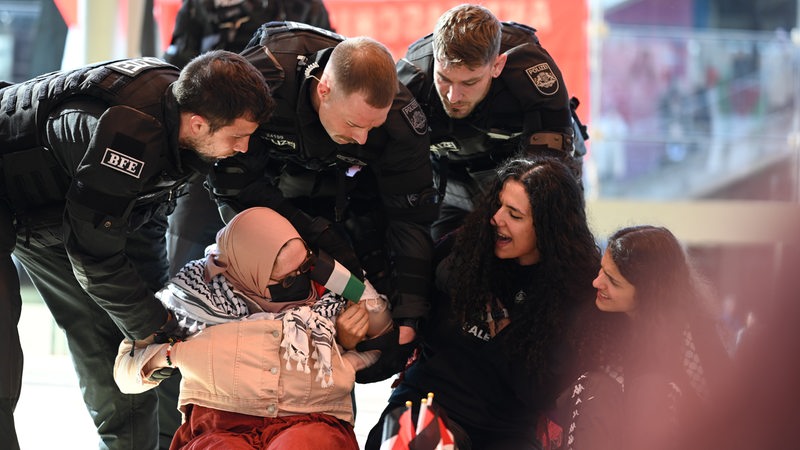 Die Polizei räumt ein Protestcamp propalästinensische Aktivisten in einem Gebäude der Universität Bremen. 